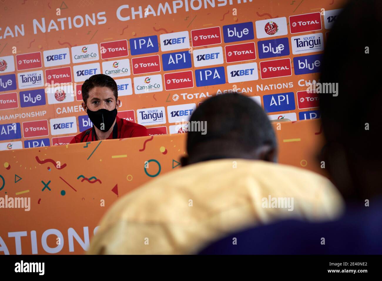 Douala, Camerun. 21 Jan 2021. Johnathan McKinstry (Head Coach, Uganda) risponde alle domande dei media locali e internazionali. Uganda Pre-match (v Togo) conferenza stampa, Gruppo C, CAF African Nations Championship (CHAN) Tournament 2021. Stade de la Réunion, Bepanda. Credit: XtraTimeSports (Darren McKintistry) / Alamy. Foto Stock