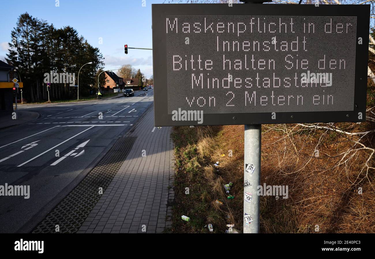 21 gennaio 2021, Schleswig-Holstein, Neumünster: Un cartello che indica che le maschere sono obbligatorie nel centro della città si trova su una strada principale alla periferia di Neumünster. Foto: Christian Charisius/dpa Foto Stock