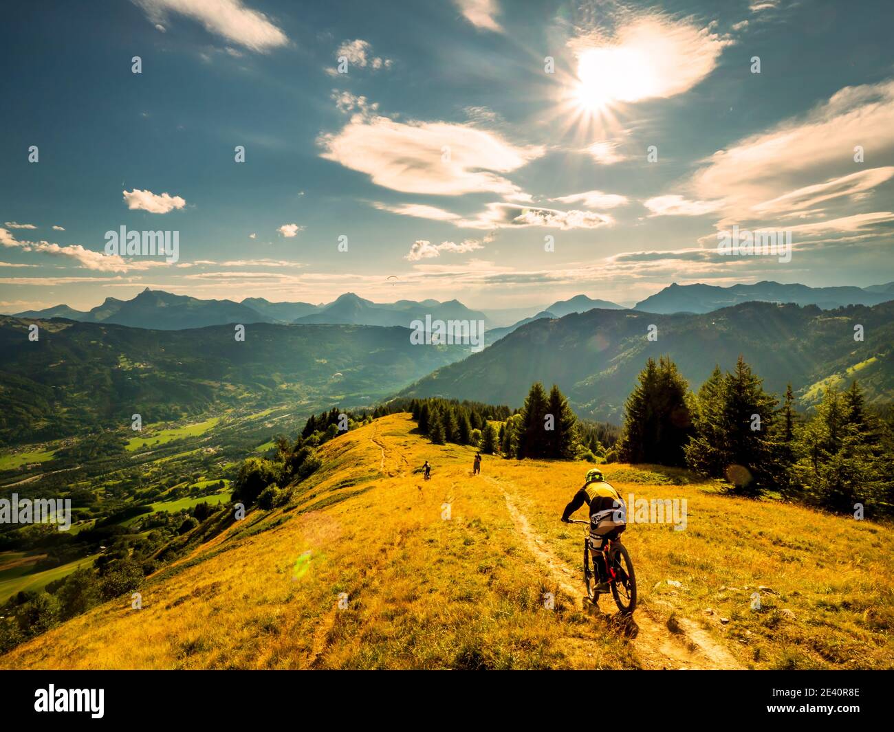 Discesa in mountain bike dal passo Joux Plane a Verchaix, nelle Alpi francesi. Vista panoramica sulla catena montuosa del Monte Bianco e sul Giffre Vall Foto Stock