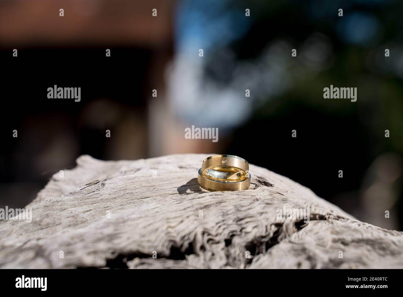 Zwei Trauringe auf Holz und Stein Oberfläche, anelli di nozze Foto Stock