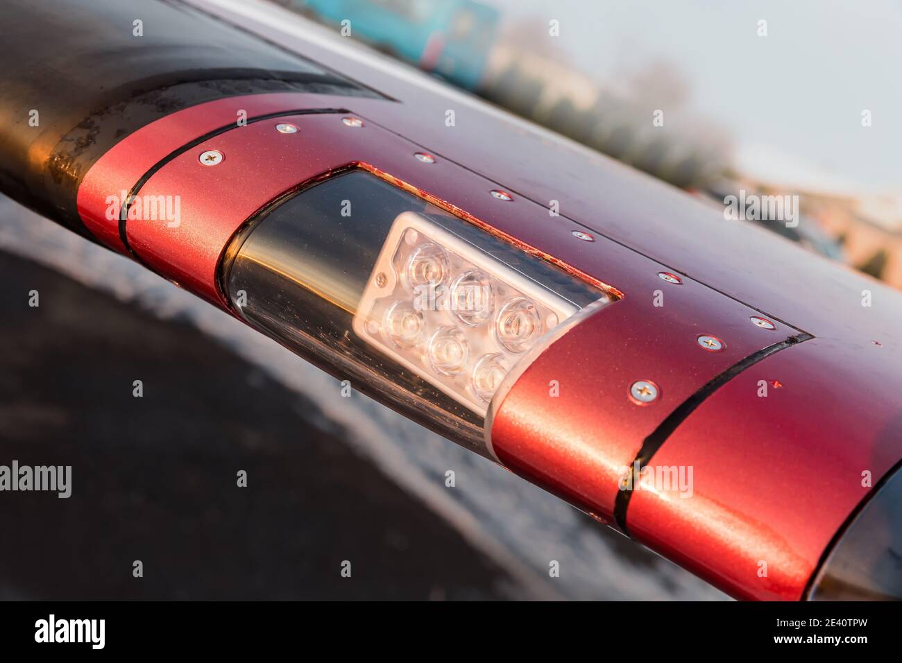 Luce anteriore su un'ala dell'aeroplano, vista ravvicinata della luce. Foto Stock Luce anteriore su un'ala dell'aeroplano, vista ravvicinata della luce. Foto Stock