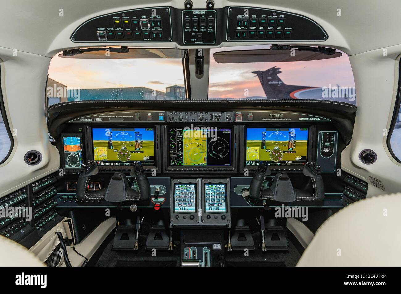 Vista sul cockpit di un aereo sportivo. Cabina di pilotaggio in vetro moderno di un velivolo turboelica, vista del cruscotto. Foto Stock