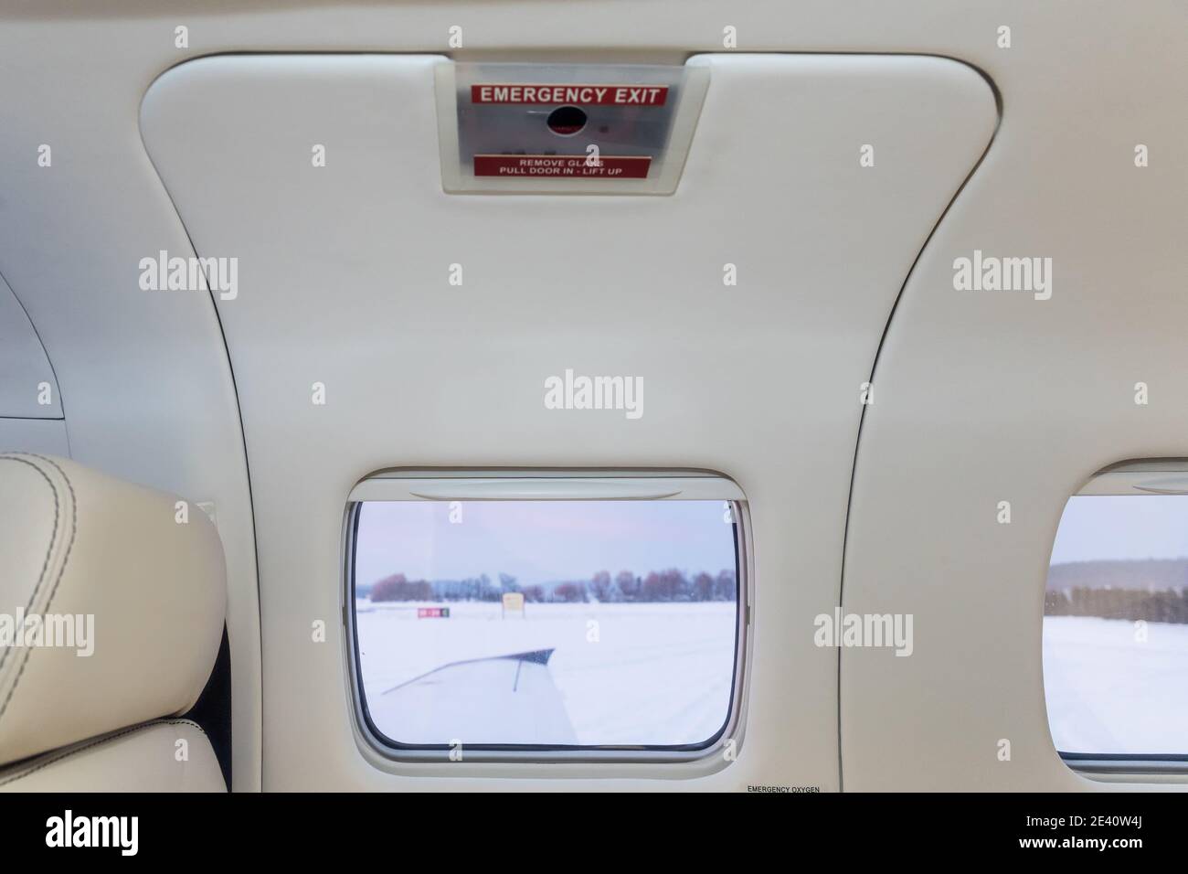 Uscita di emergenza in un piccolo aereo. Vista nella cabina di un aereo sportivo. Foto Stock