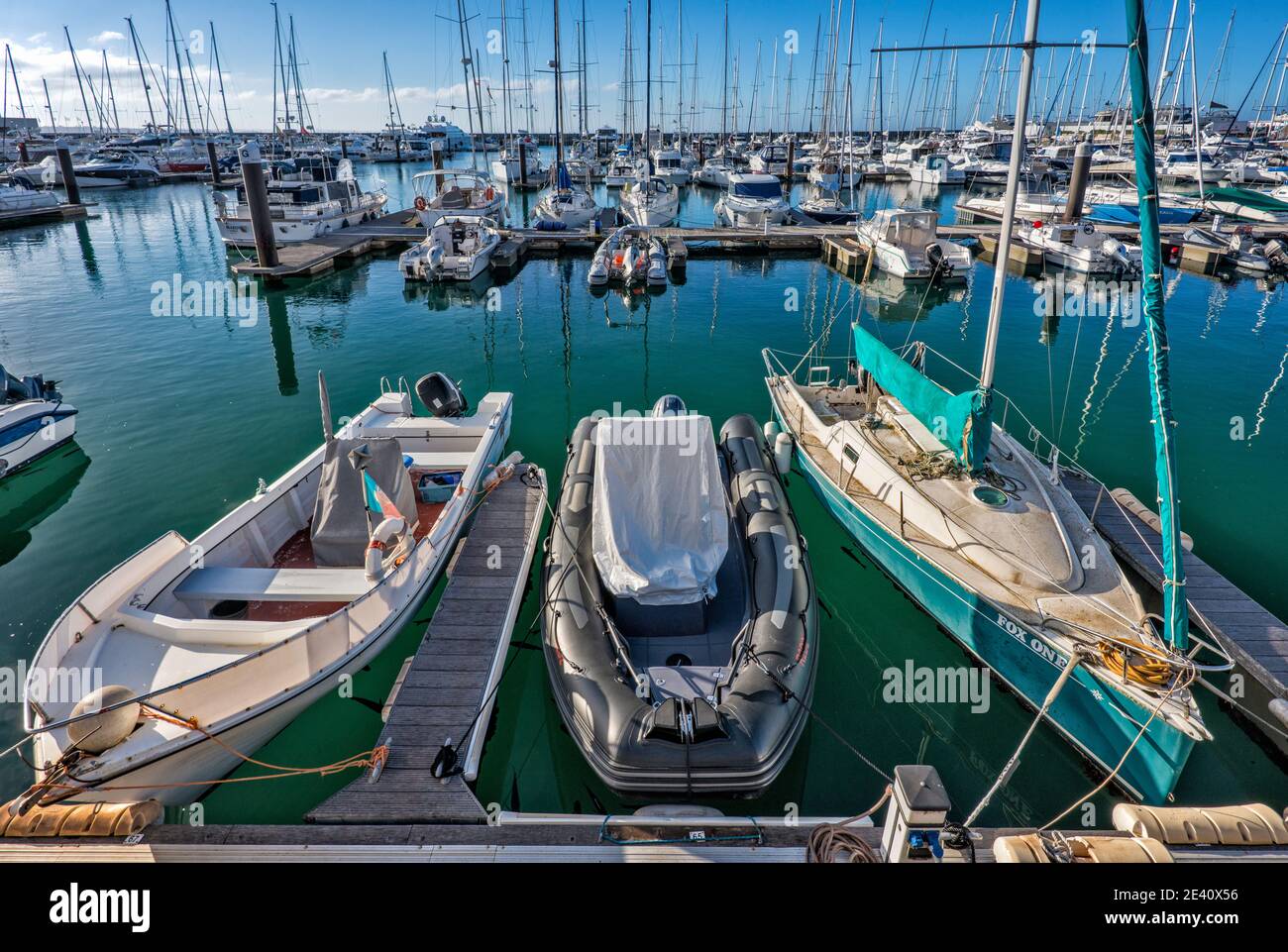 Barche al porto turistico, a Cascais, nel distretto di Lisbona, nella regione di Lisboa, Portogallo Foto Stock