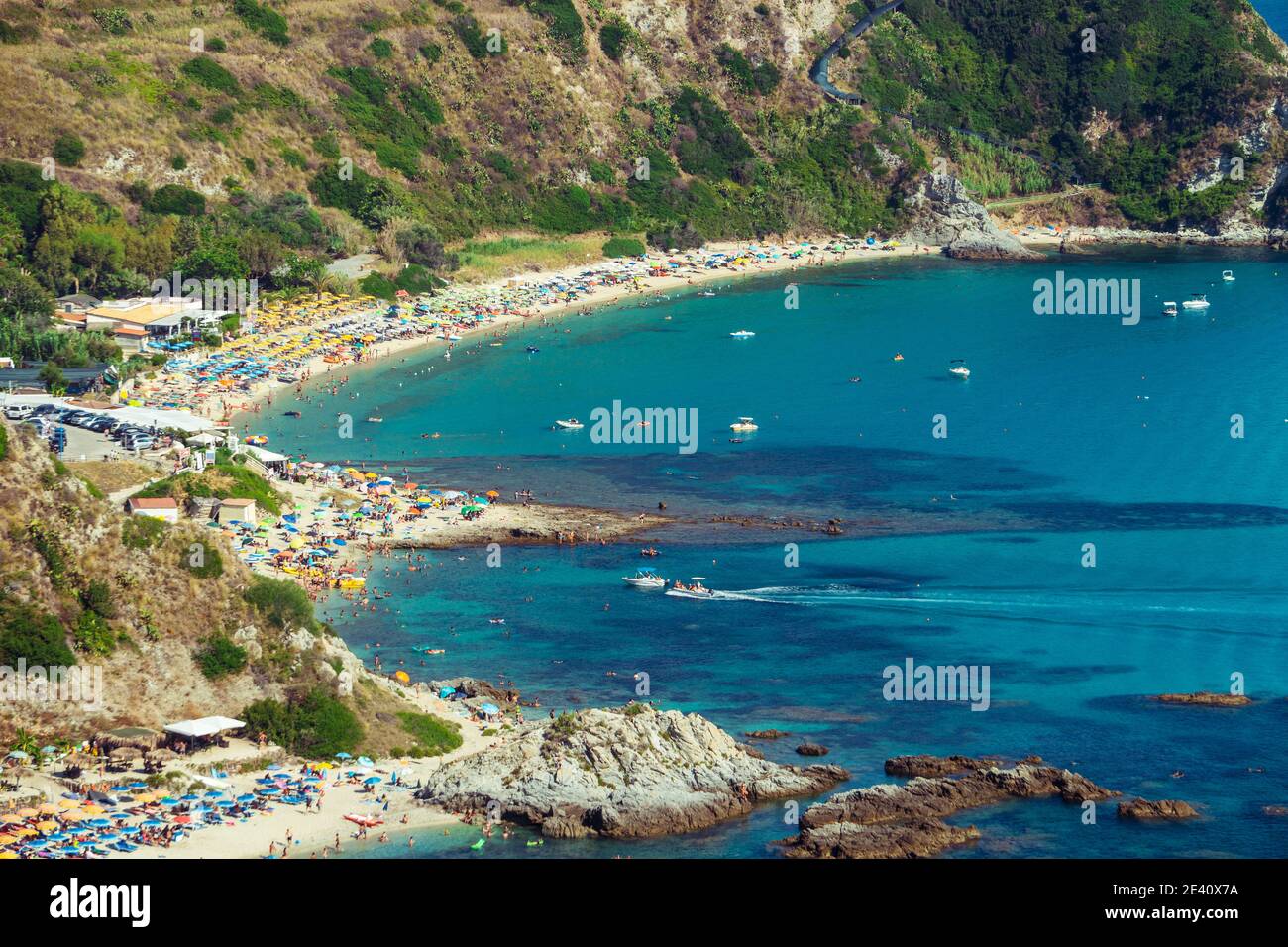 La famosa spiaggia di Capo Vaticano, Calabria, Italia. Paesaggio della Calabria. Fantastico mare blu cobalto. Foto Stock