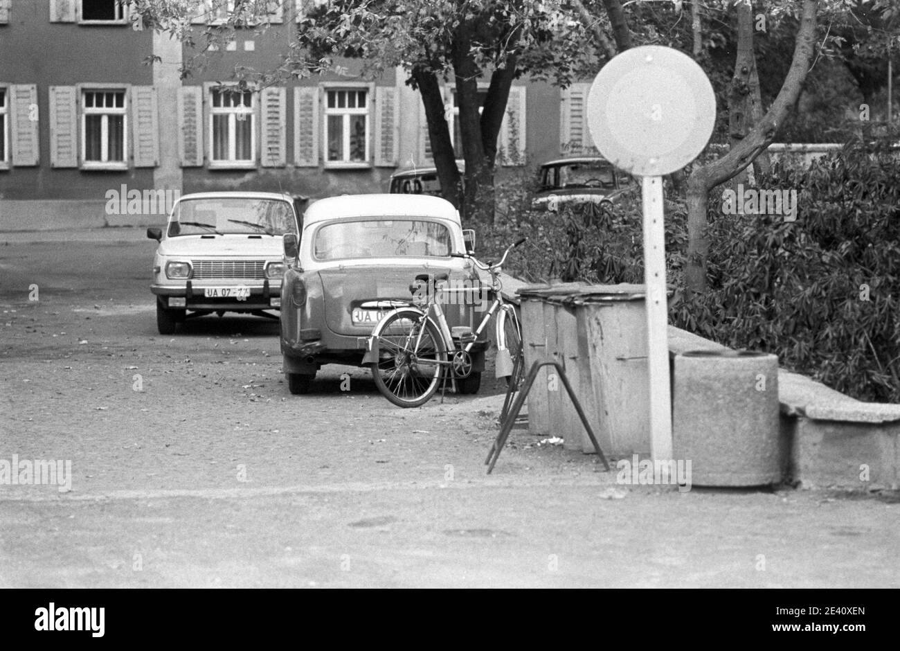 15 settembre 1983, Sassonia, Delitzsch: Un Wartburg, e un Trabant 500 stand dietro il segno divieto per veicoli di tutti i tipi. Scena di strada nel distretto di Delitzsch. Data esatta della registrazione non nota. Foto: Volkmar Heinz/dpa-Zentralbild/ZB Foto Stock