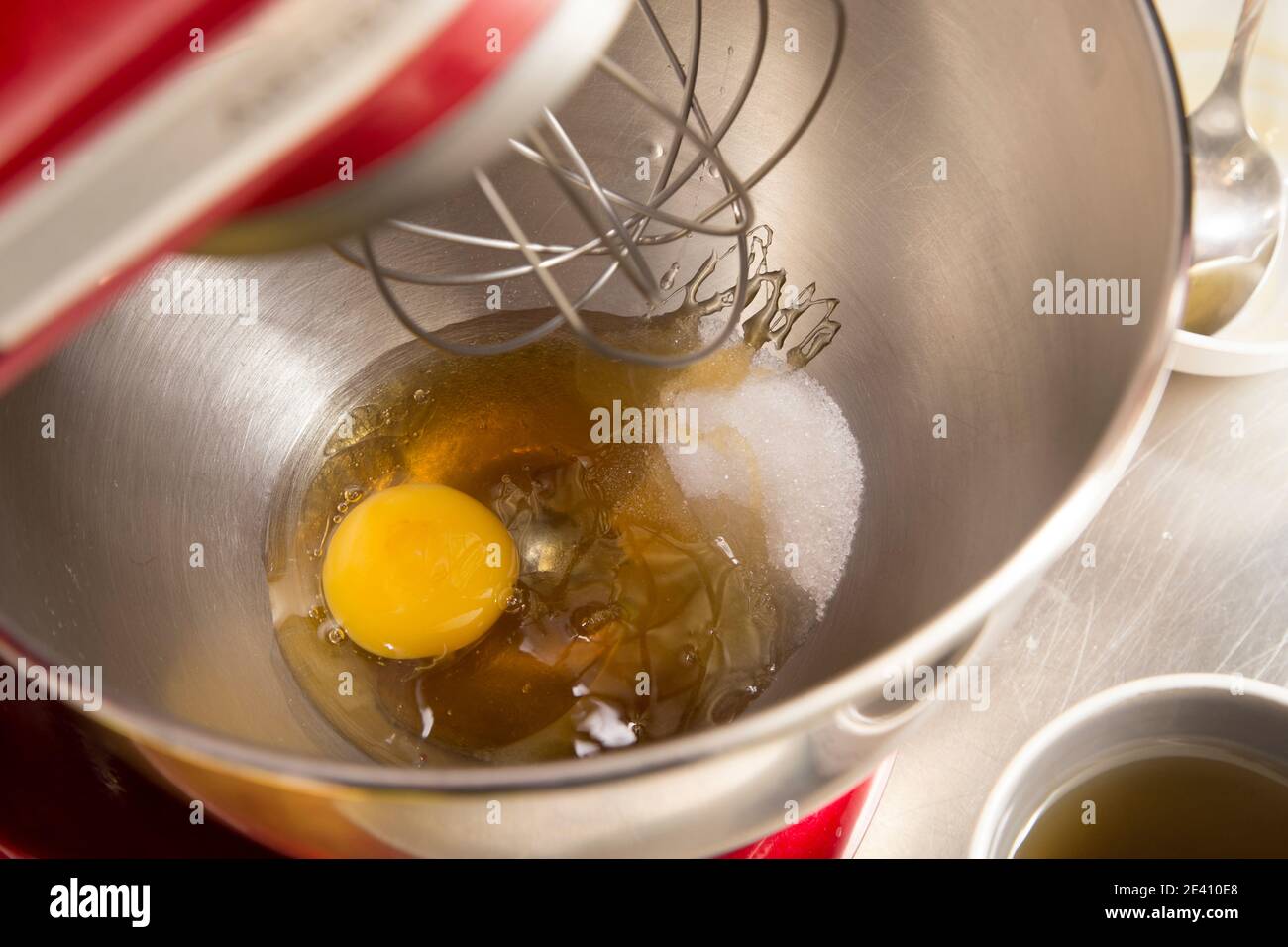 Uova e zucchero in un recipiente in metallo. Primo piano. Foto Stock