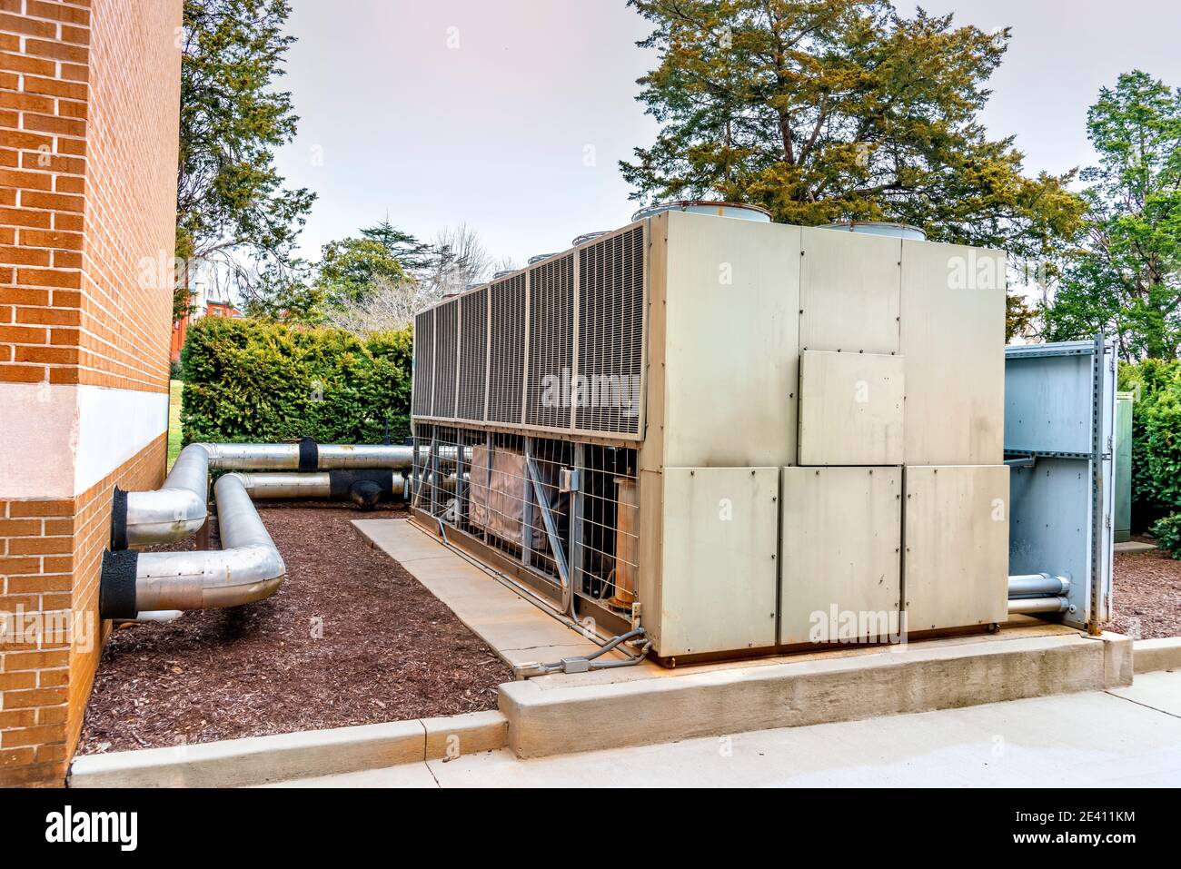 Immagine orizzontale di un grande sistema HVAC esterno per un complesso residenziale. Foto Stock