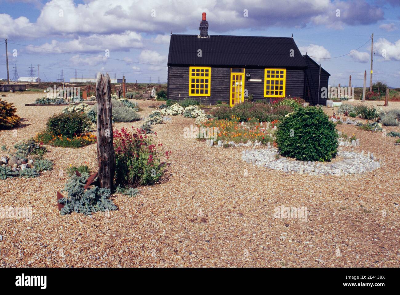 Derek jarman (d metà degli anni '90) casa su spiaggia di ghiaia, malga nera, vernice gialla, giardino di oggetti trovati e pianta resistente al sale, dunge Foto Stock