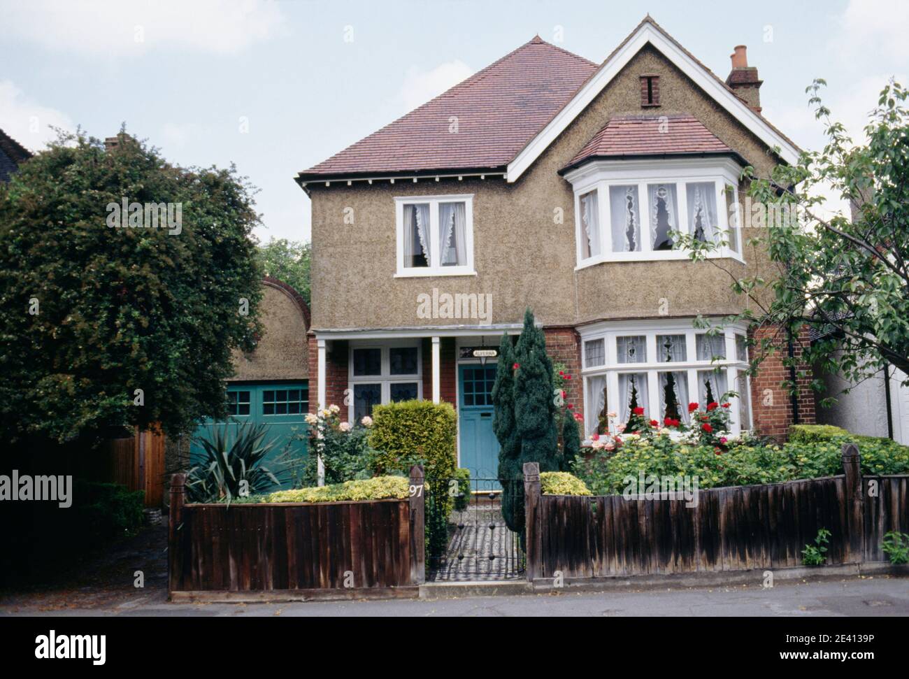 1920 casa indipendente con garage-ciottoli fronte giardino dulwich s londra Foto Stock