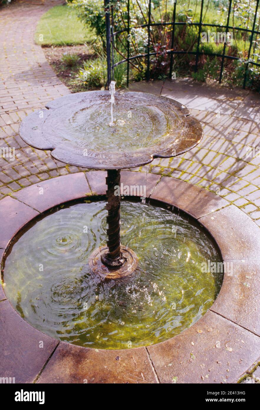 Sutton Place surrey fontana in paradiso giardino des. G jellicoe, g. Acqua. Fontana fine anni '80 Foto Stock