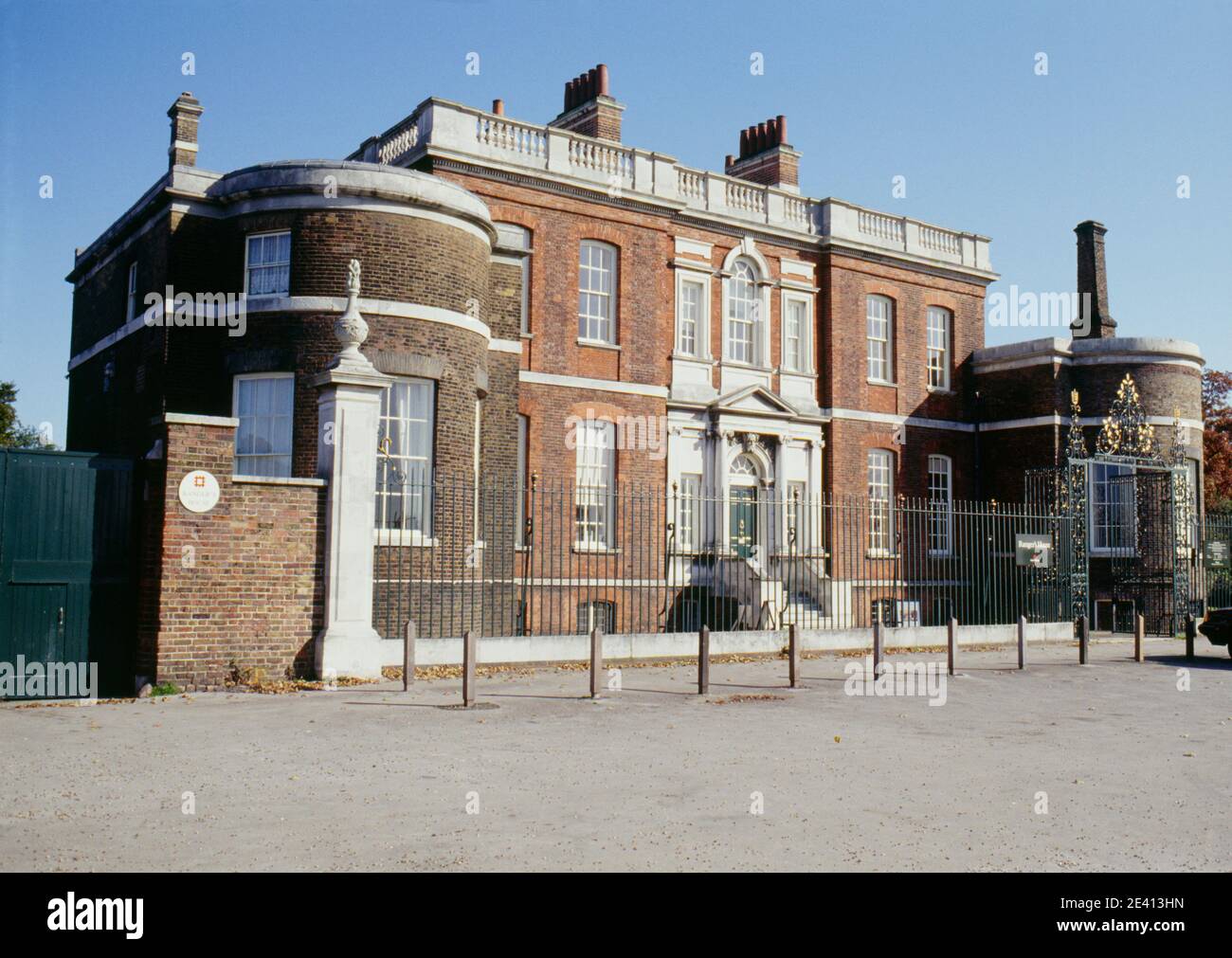 Greenwich/blackheath. Casa di Ranger, 1700. Casa di campagna in mattoni, parapetto in pietra. Mattoni, ringhiere in ferro, gradini per l'ingresso, blackheath s londra Foto Stock