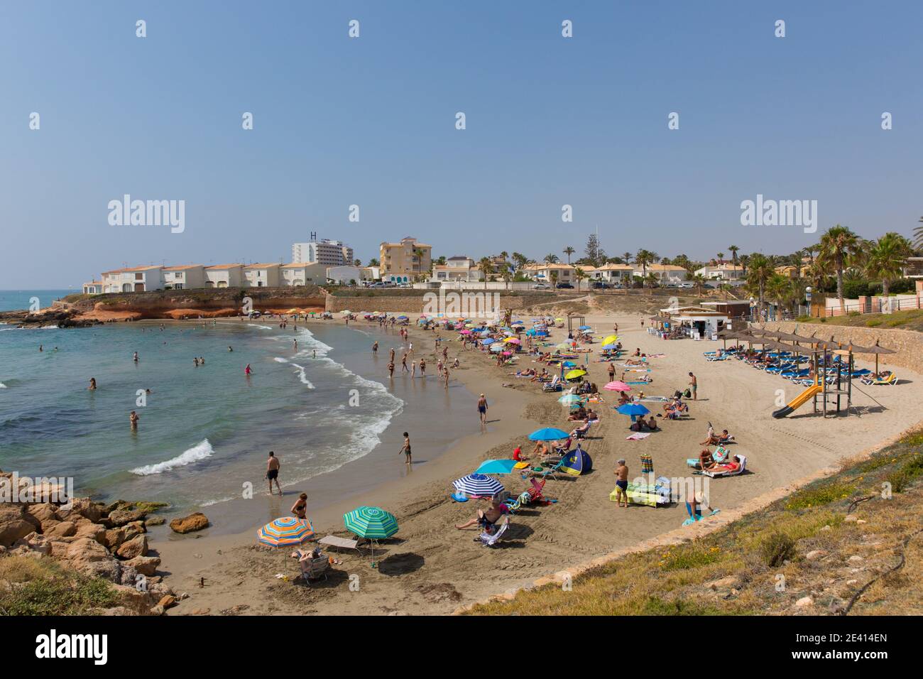 Playa Flamenca Alicante Spagna bellissima spiaggia con turisti in estate sole Foto Stock