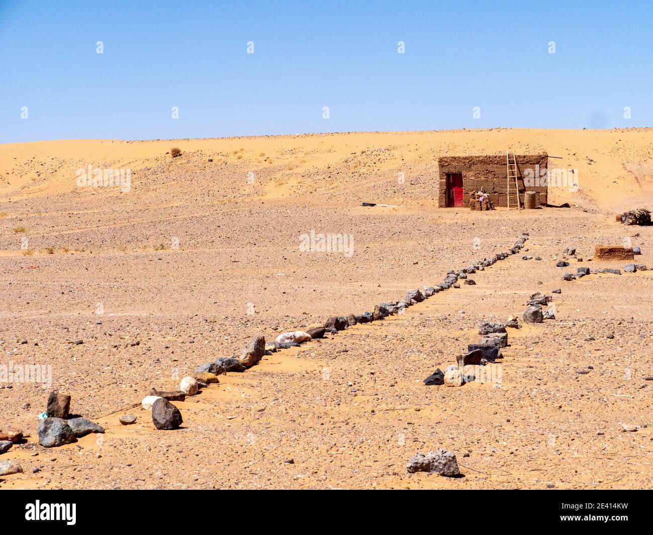 Negozio di attrezzi nel mezzo del deserto del Sahara in Marocco Foto Stock