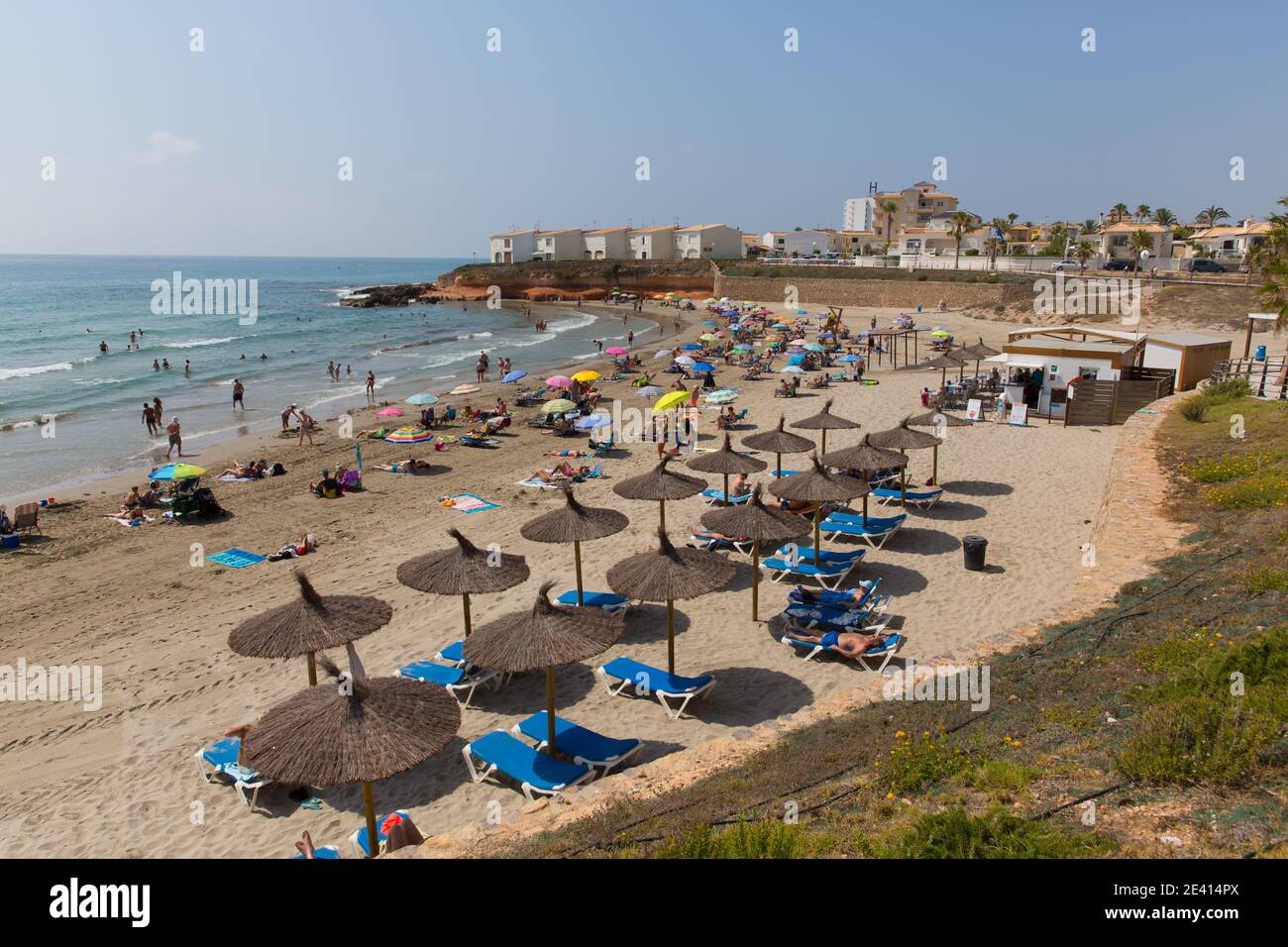 Playa Flamenca Spagna Costa Blanca spiaggia con turisti in estate sole Foto Stock