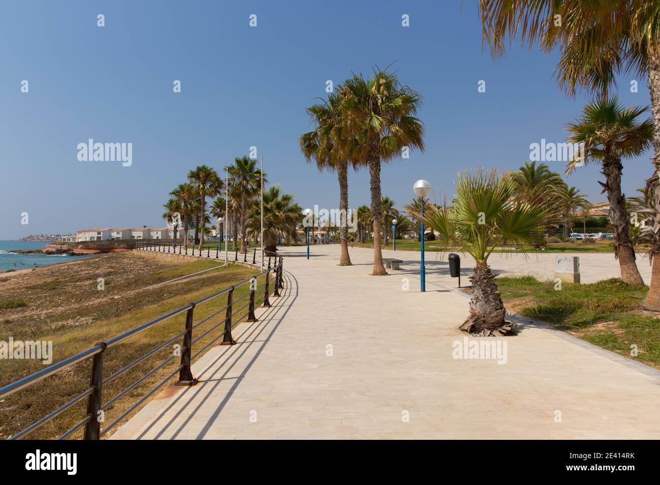 Promenade paseo Playa Flamenca Spagna a sud di Torrevieja Spanish walkway Foto Stock