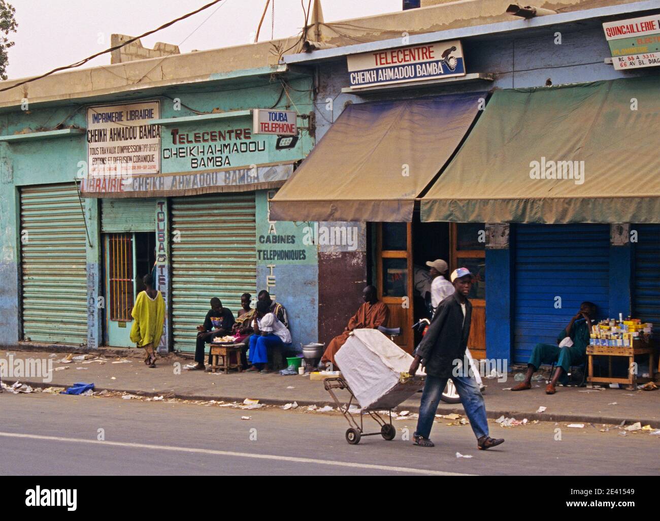 Scena di strada a Dakar, Senegal Foto Stock