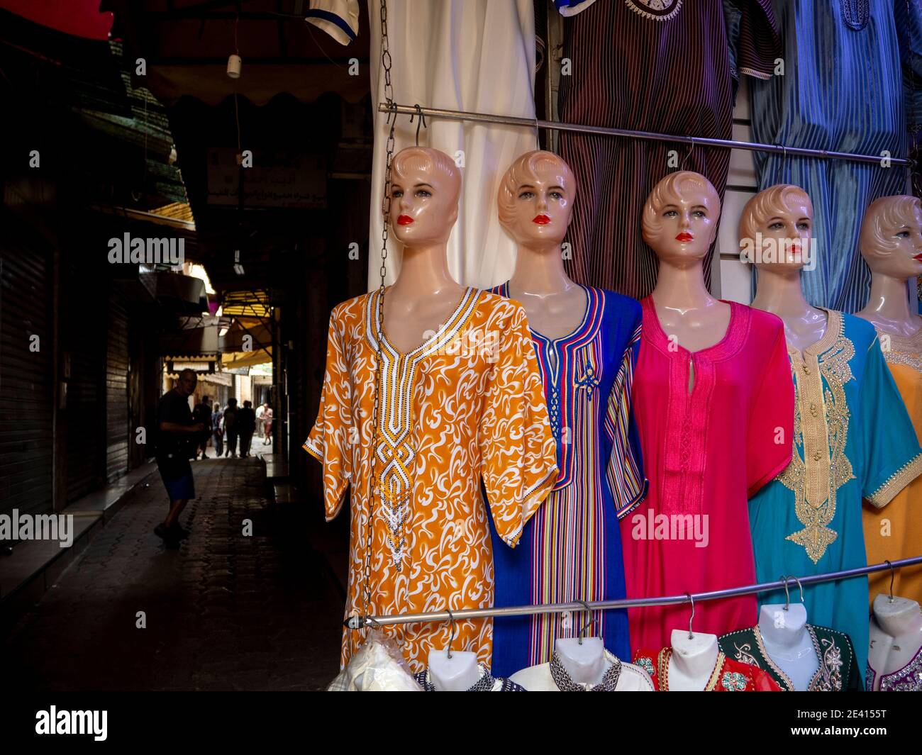 Gruppo di manichini con abiti da donna colorati, all'interno di un mercato arabo in Marocco. Foto Stock