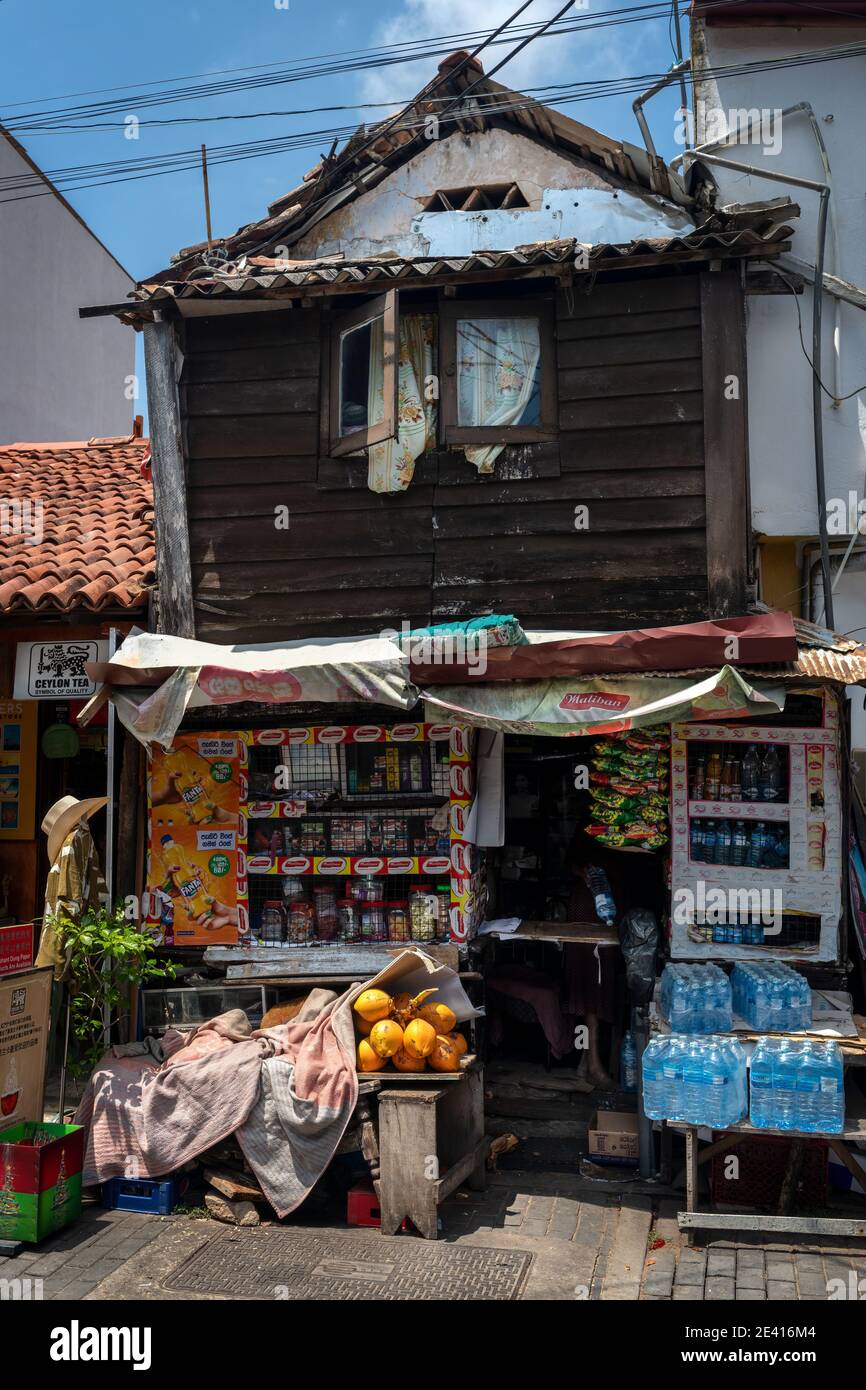 Uno dei molti piccoli negozi indipendenti, o Kade, nelle strade trafficate di Galle nella provincia meridionale dello Sri Lanka. Foto Stock