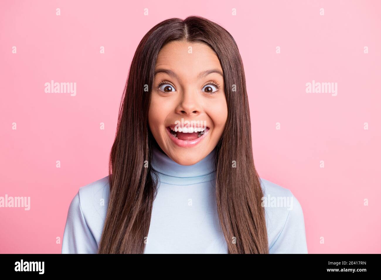 Primo piano della foto di una persona poco impressionata guarda che si apre  bocca indossare dolcevita blu isolato su sfondo rosa Foto stock - Alamy