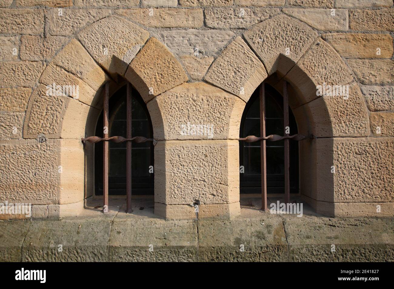 Neugotisches Fenster in der Nordwand Foto Stock