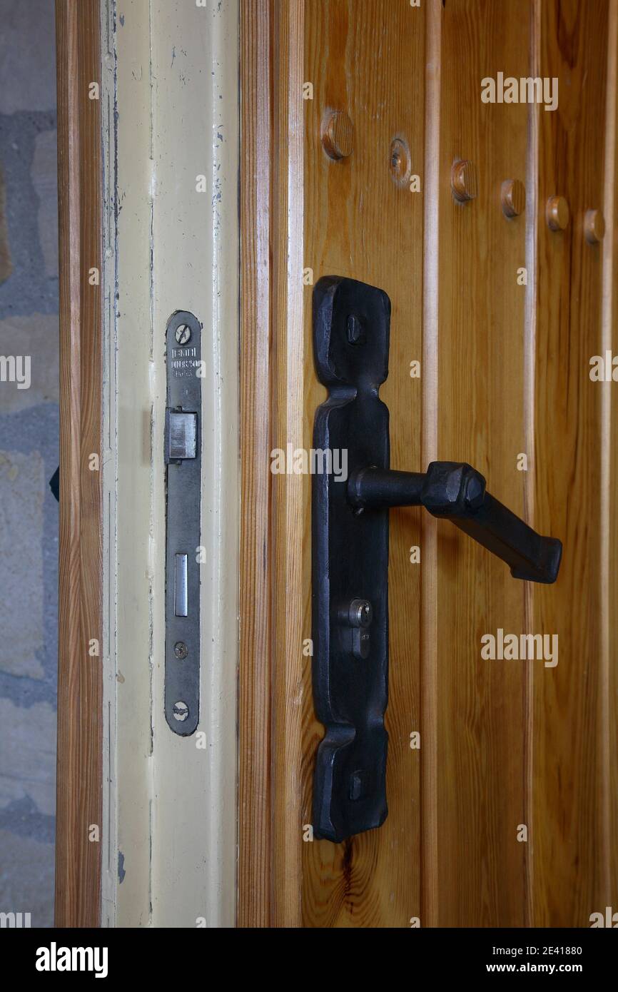 Tür zur Dauerausstellung, Stahltür mit Holzverkleidung, Detail Foto Stock