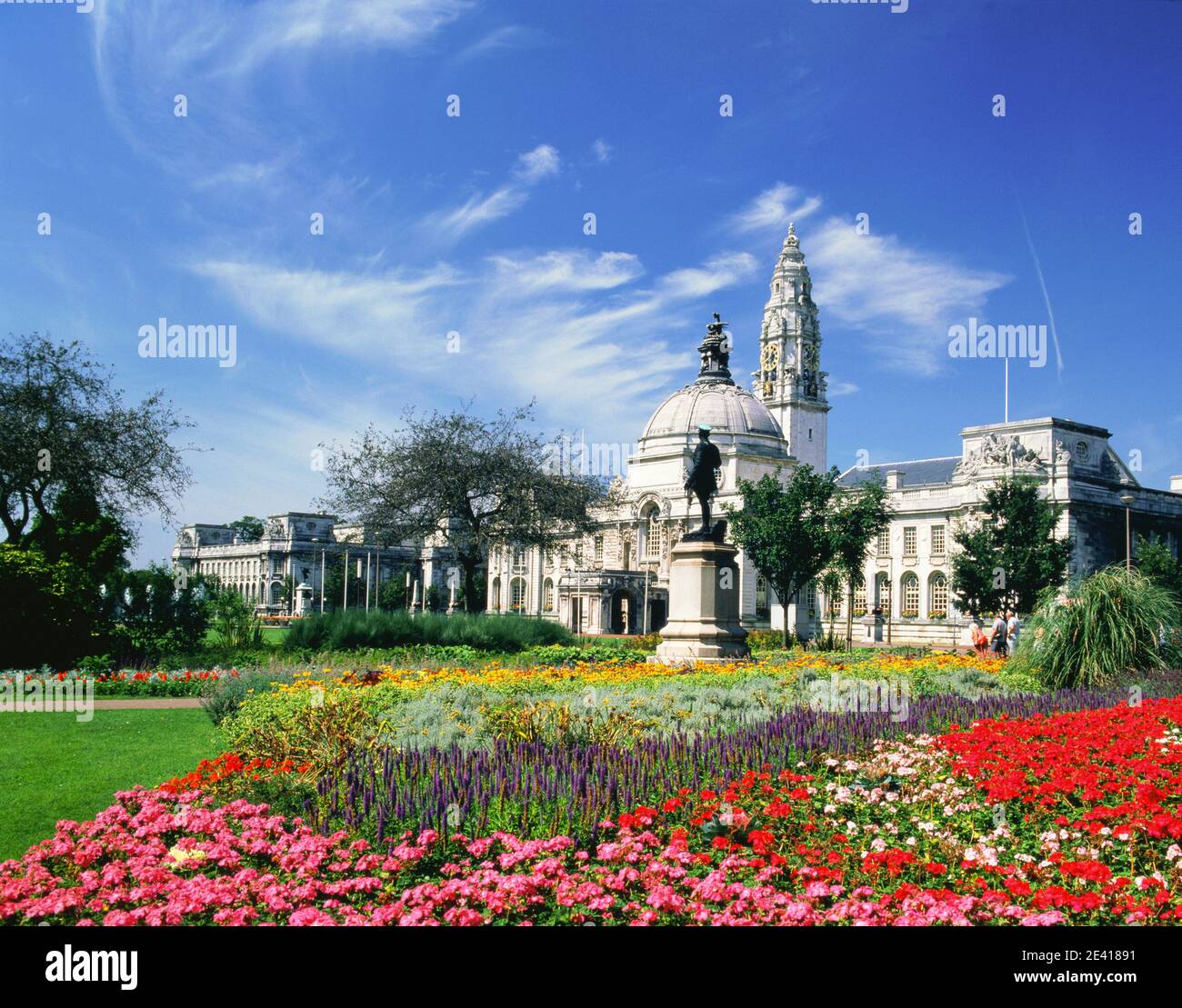 Galles, Regno Unito, Cardiff, National Museum of Wales e centro amministrativo in estate Foto Stock