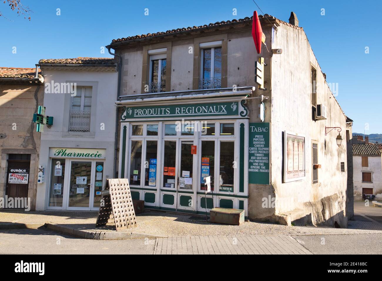 Saint Hilaire Aude France 01/18/21 tradizionale negozio ad angolo in pietra. Un vecchio edificio con più piccole vedove in una grande facciata decorativa in legno Foto Stock