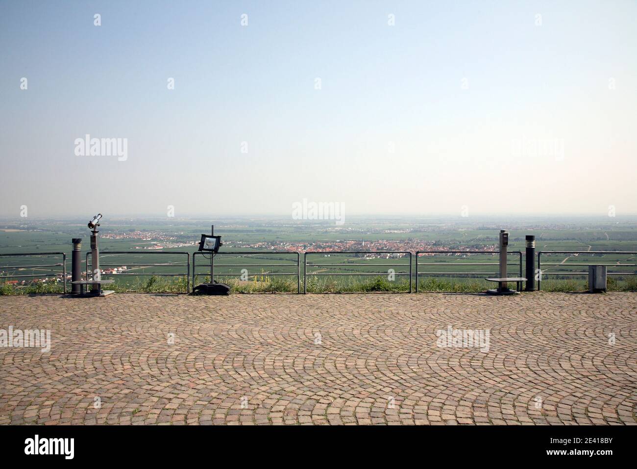 Vorplatz, mit Ausblick, Geländer, Lampen und Fernglas Foto Stock