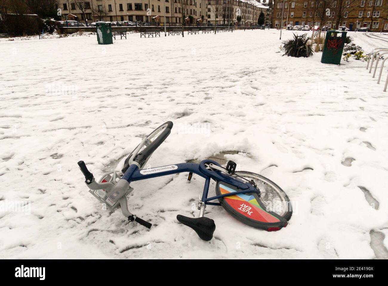 Una bicicletta da mangiare abbandonata nella neve Foto Stock