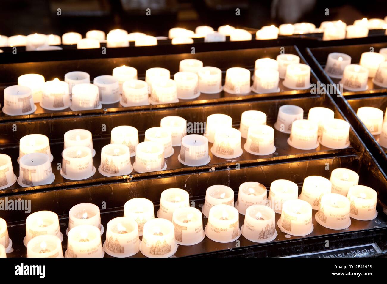 candele corte stanno bruciando su uno sfondo scuro. tante piccole candele.  non tutte le candele sono accese. 9155578 Stock Photo su Vecteezy