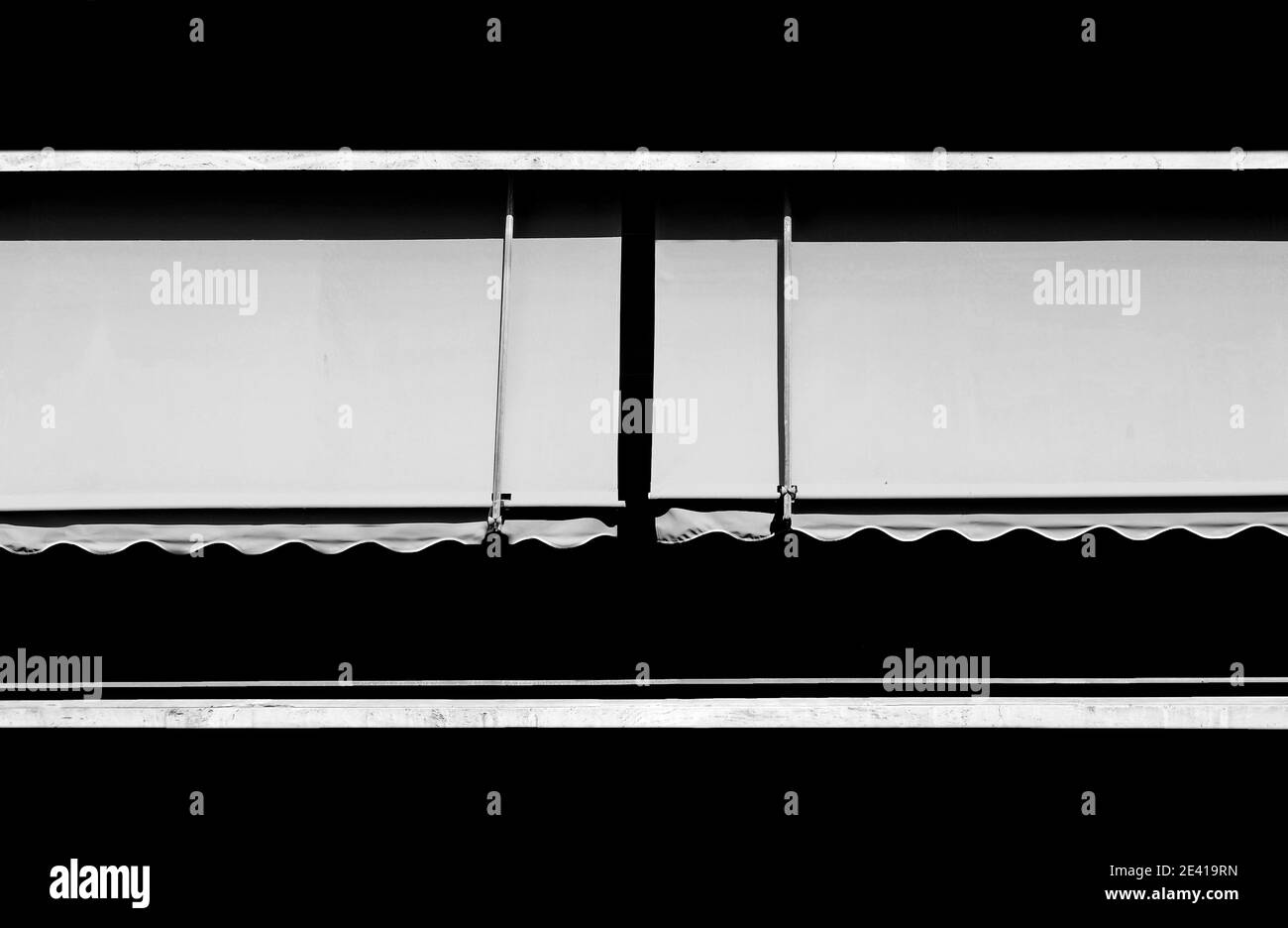 Balcone con tende parasole Foto Stock