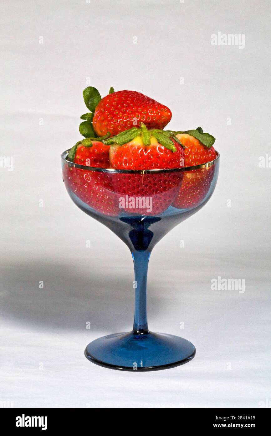 Fragole fresche, dolci e rosse direttamente dall'orto, in un bicchiere di champagne. Foto Stock