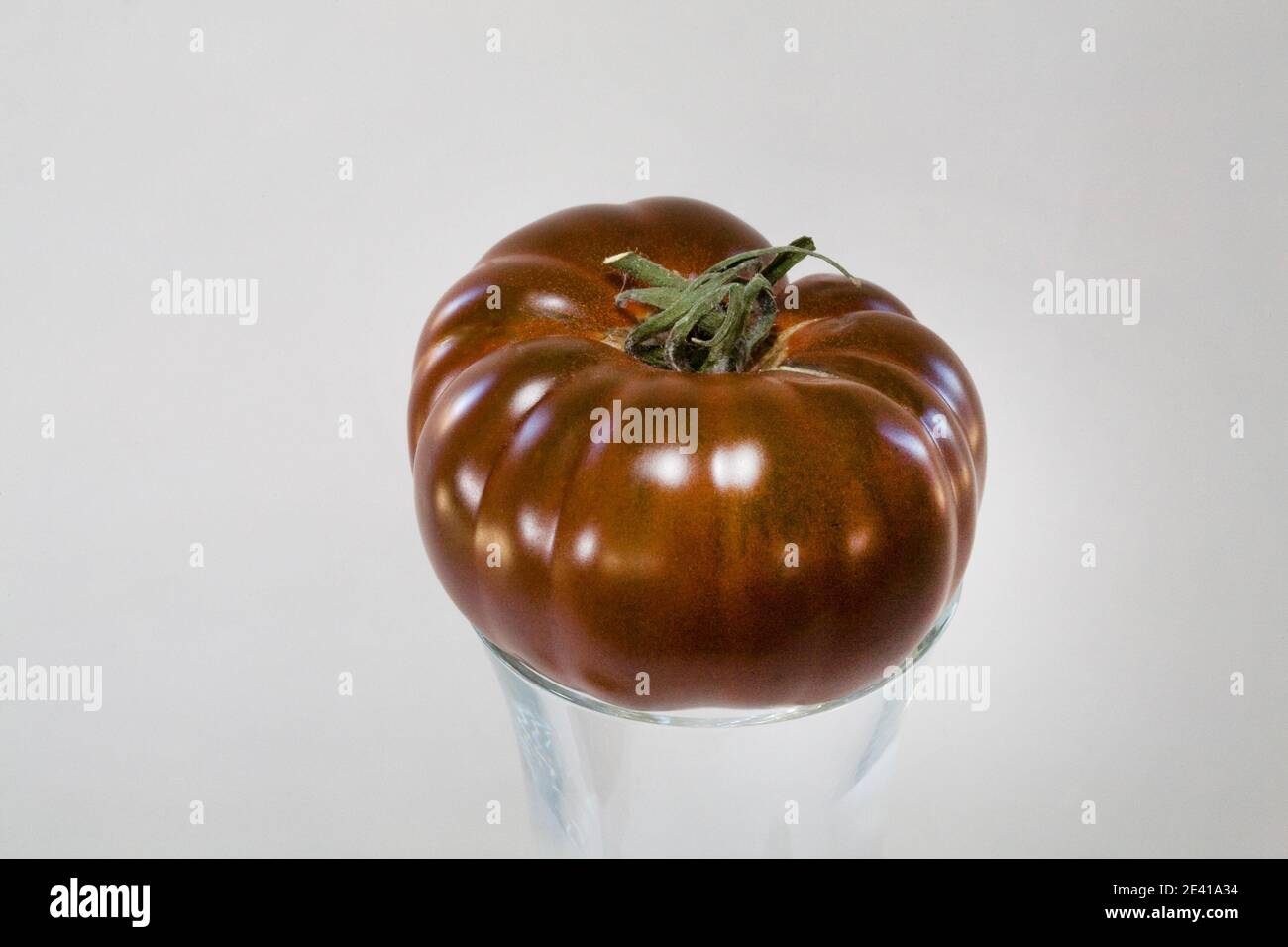 Pomodori Heirloom freschi, dolci e rossi direttamente dall'orto. Foto Stock