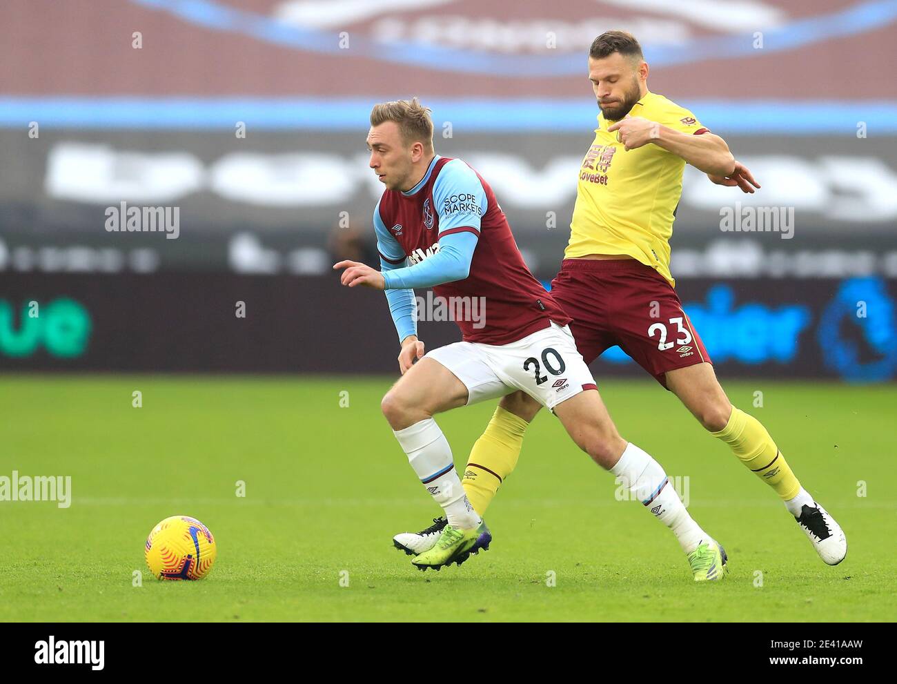 Jarrod Bowen (a sinistra) di West Ham United e Erik Pieters di Burnley si battono per la palla durante la partita della Premier League allo stadio di Londra. Foto Stock