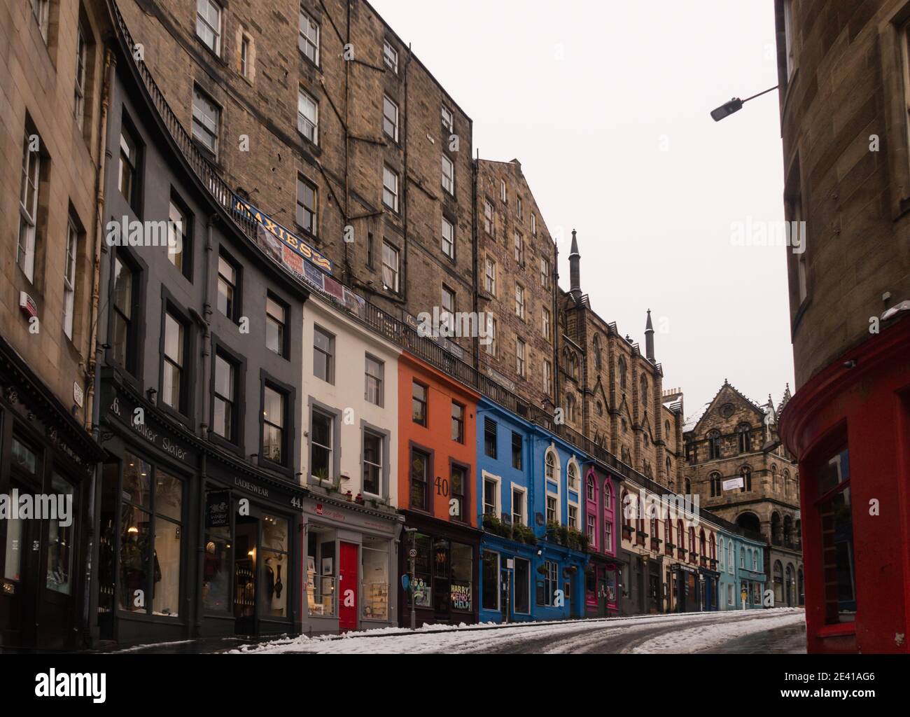 Vuota e coperta di neve Victoria Street a Edimburgo, Scozia, Regno Unito Foto Stock