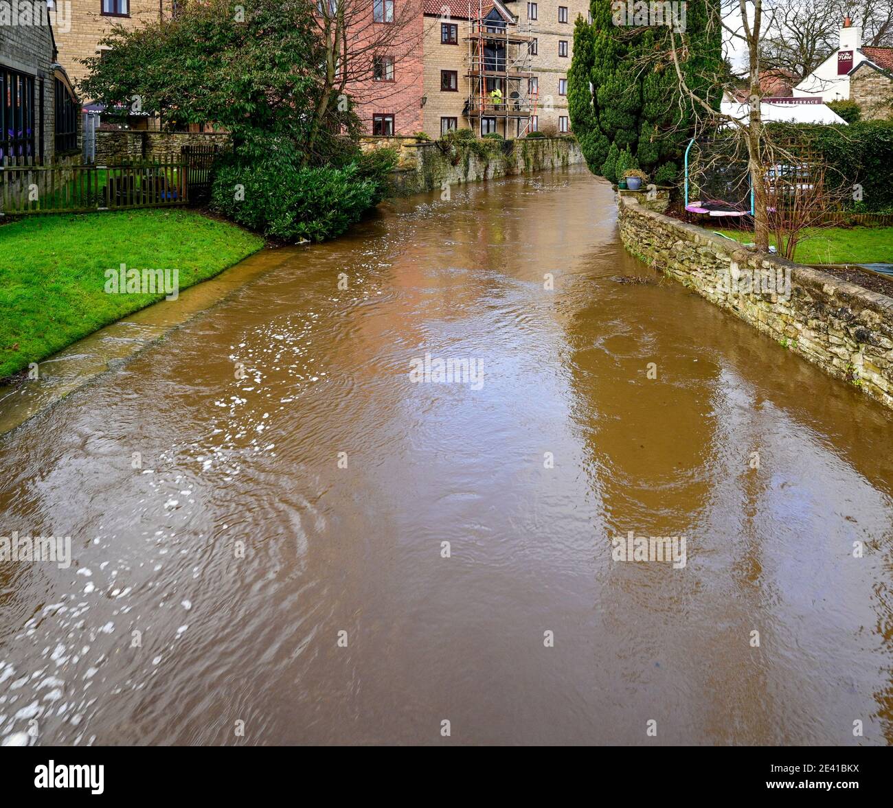 Pickering, Inghilterra, Regno Unito, 22 gennaio 2021. La città sfugge alle inondazioni durante Storm Christoph, nonostante i livelli di acqua record dietro il sistema bund. Foto Stock