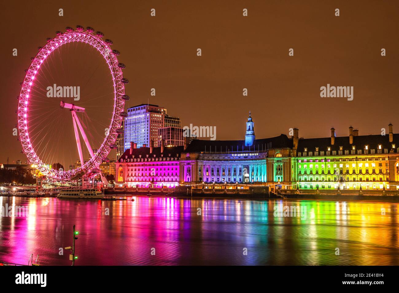 Lunga esposizione del tamigi come preso da westminster, mostrando il London Eye. Foto Stock