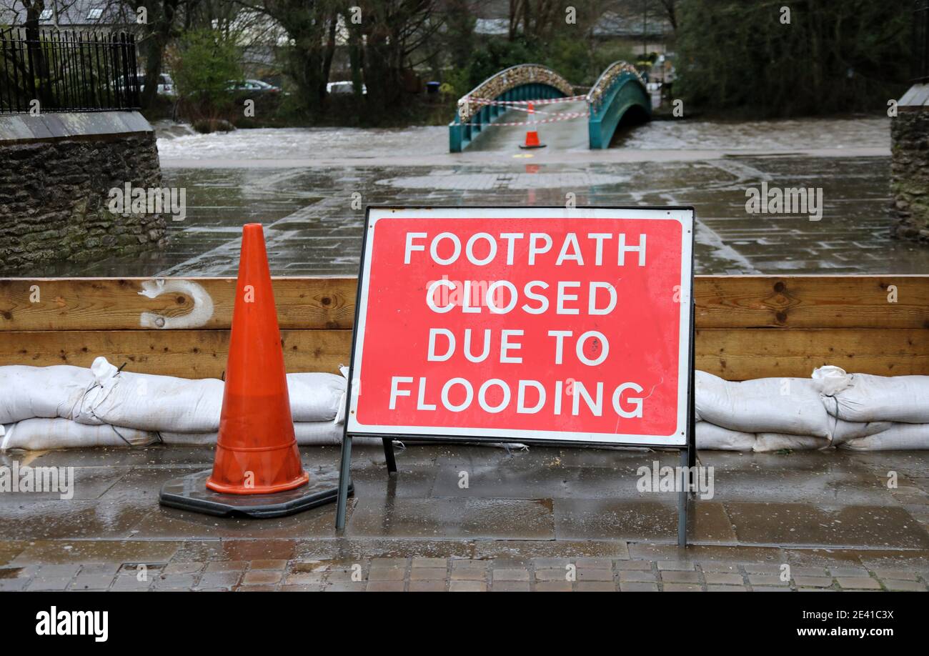 Sentiero chiuso a causa di un'inondazione segno a Bakewell nel Peak District National Park Foto Stock