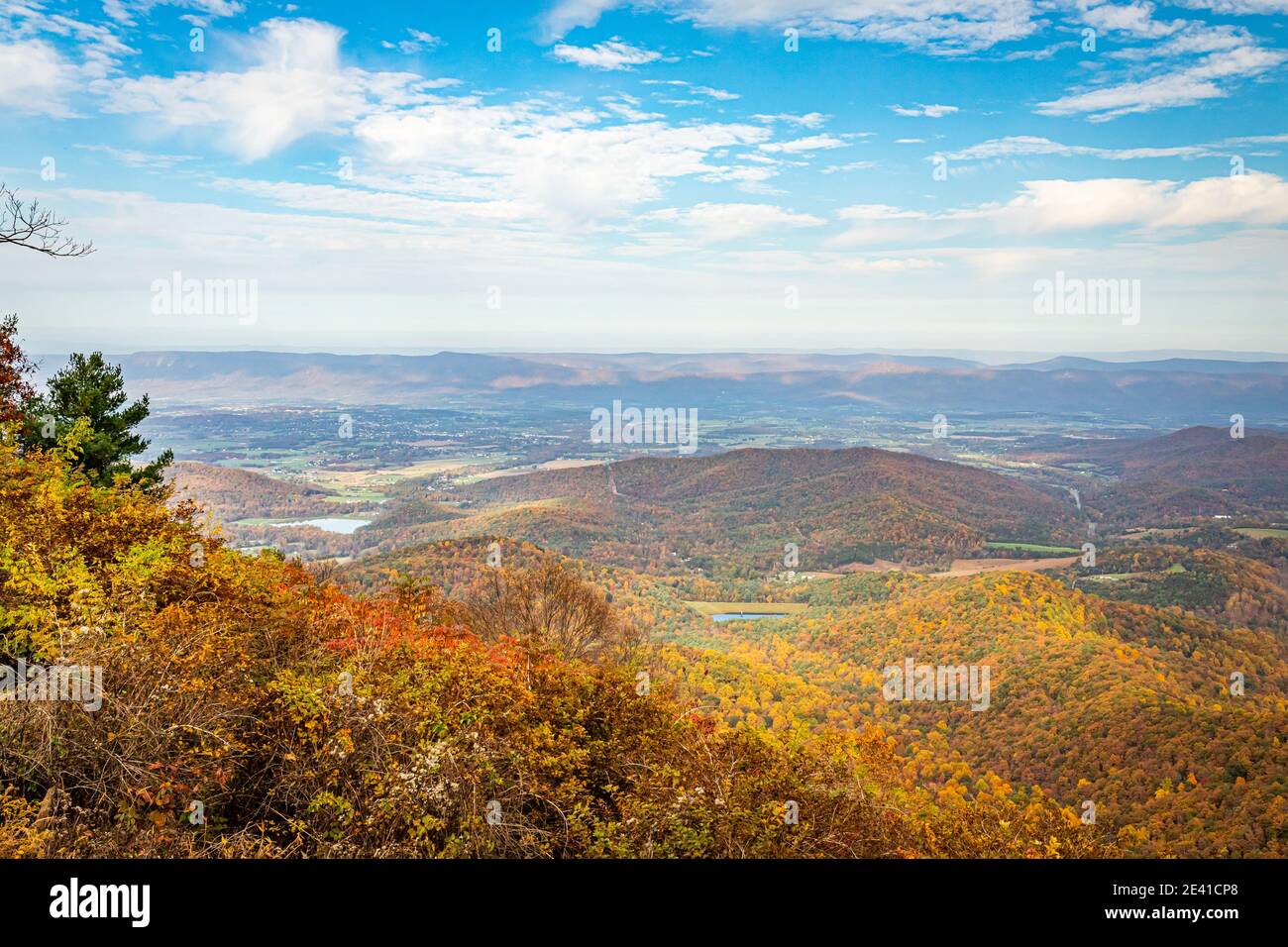 Vista del Parco Nazionale di Shenandoah e delle Blue Ridge Mountains dal famoso punto panoramico Skyline Drive di Jewell Hollow. Foto Stock