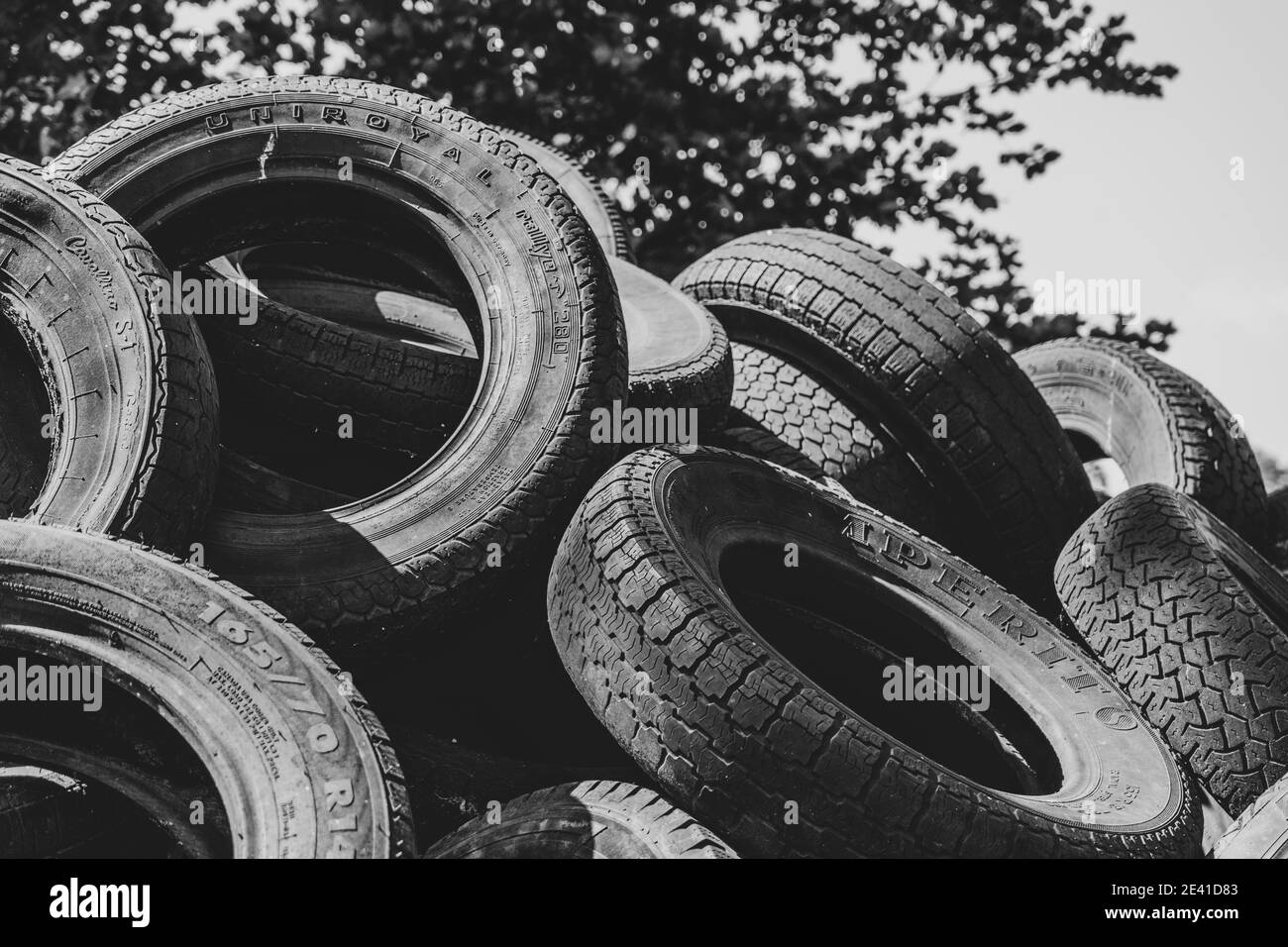 Colpo di primo piano in scala di grigi di un mucchio di pneumatico Foto Stock