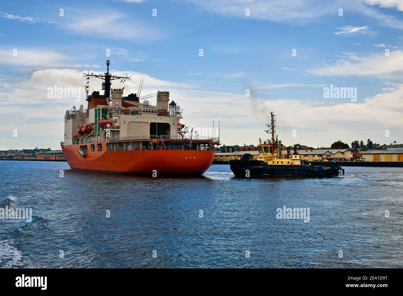 Perth, WA, Australia - 27 novembre 2017: Nave da tiro e rimorchiatore con sbarco sul porto Interno di Fremantle Foto Stock