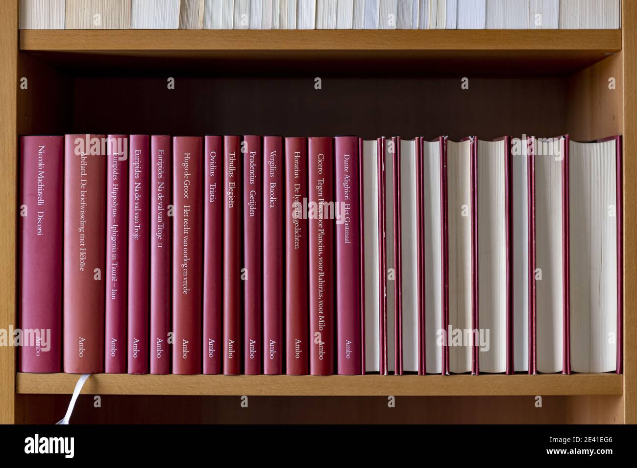 ZUTPHEN, PAESI BASSI - 16 gennaio 2021: Libreria con la fila di libri di  copertina rigida di lusso parzialmente visibili e parzialmente girati  intorno ai classici di premium p Foto stock - Alamy