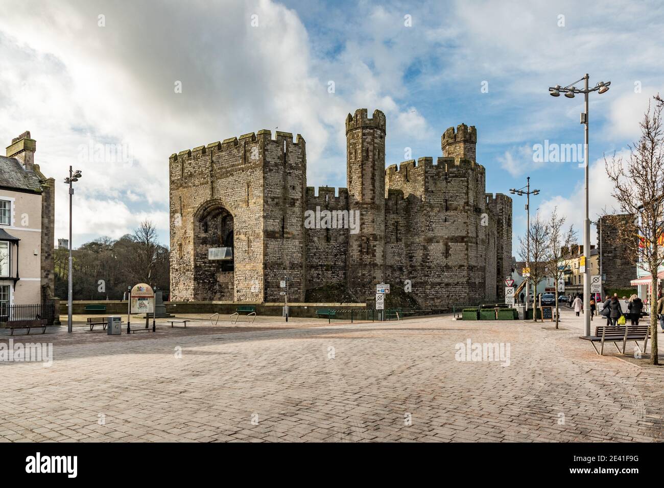 Castello di Caernarfon, Gwynedd, Galles del nord dalla piazza del castello Foto Stock