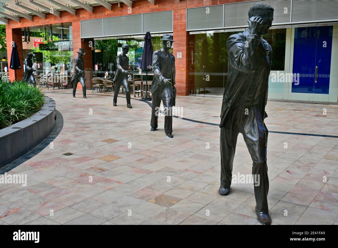 Perth, WA, Australia - 28 novembre 2017: Sculture in bronzo di persone in diversi decenni chiamate Passi In Tempo dagli artisti Joan Walsh-Smith & Cha Foto Stock