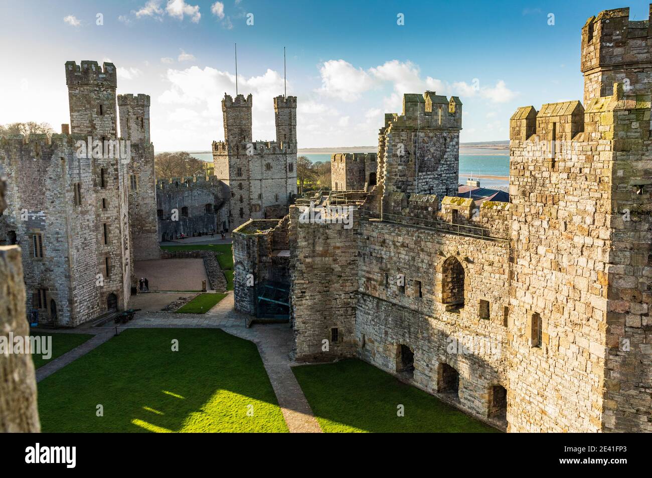 Vista del castello di Caernarfon dalla torre di guardia Foto Stock