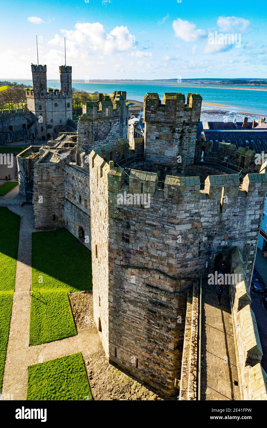 Castello di Caernarfon, Gwynedd, Galles del nord, vista dai merli Foto Stock