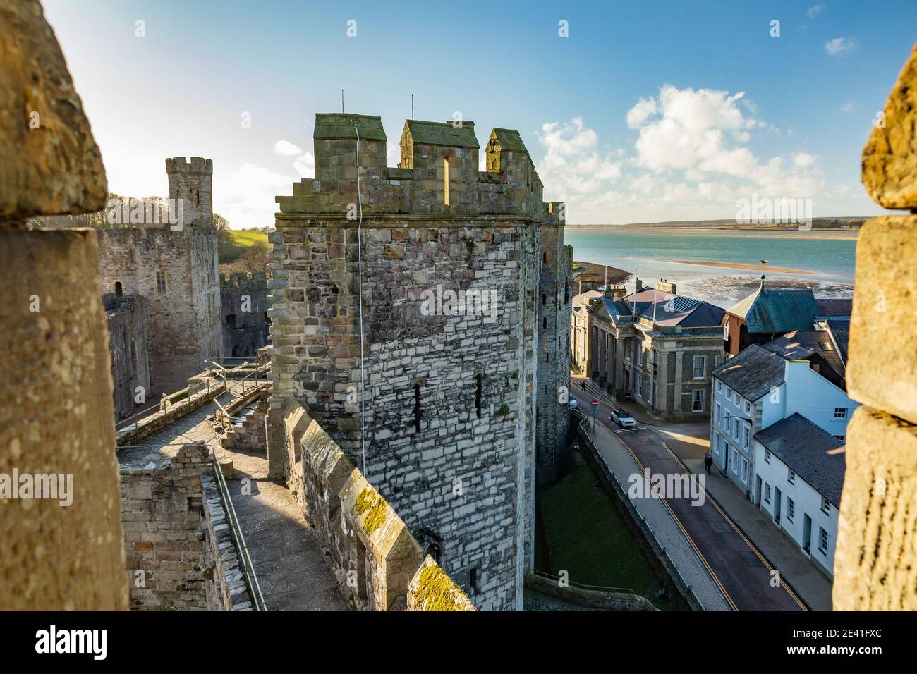 Castello di Caernarfon, Gwynedd, Galles del nord fotografato dalla torre nord est Foto Stock