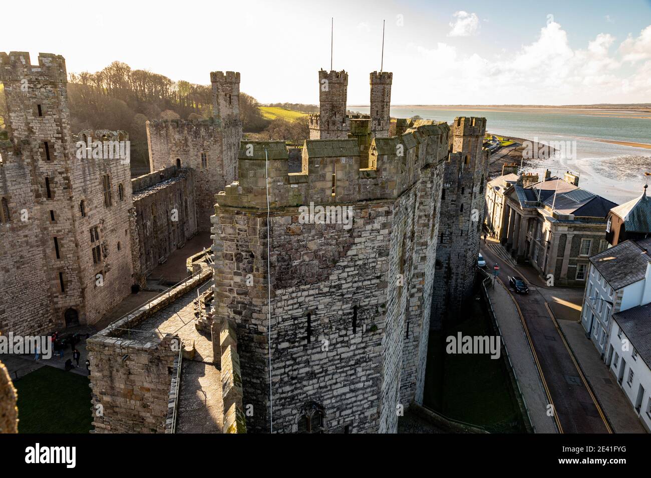 Vista del castello di Caernarfon e delle strade da nord est Torre Foto Stock