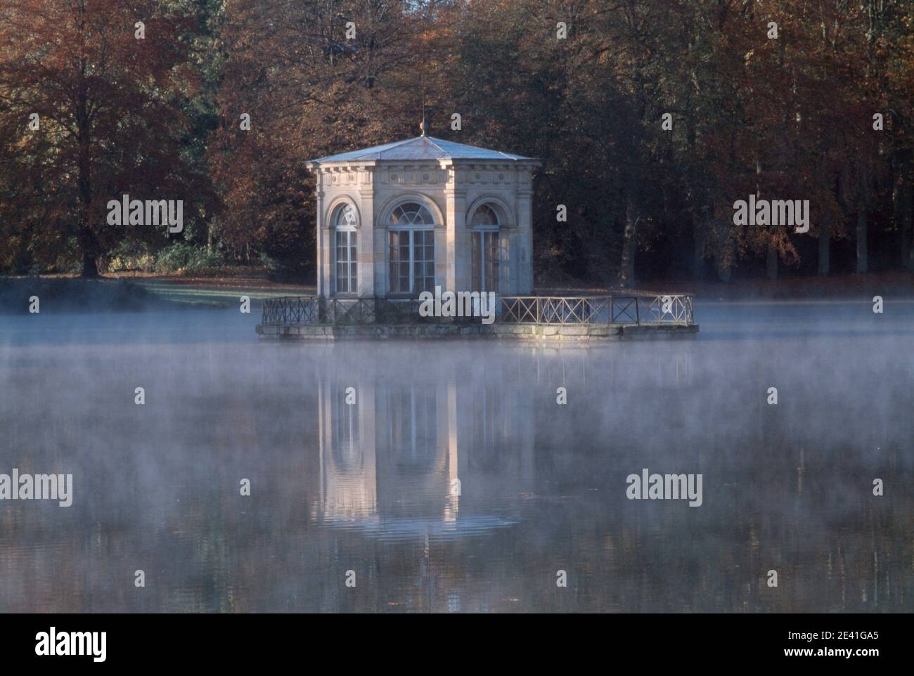 Ansicht des Landschaftsparks mit Steinpavillon aus dem 18. Jahrhundert Foto Stock